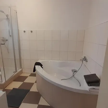 Apartment Einfache Monteurswohnung Am Ederseeradweg Mit 2 Schlafzimmern, Terrasse, Parkplatz - 2 *